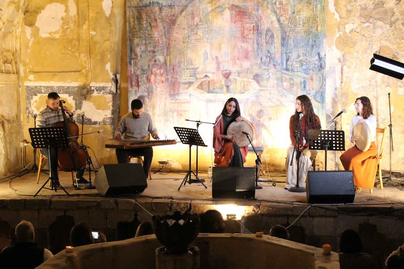 سلوى جرادات تفتتح أمسيات "علوا البيارق .. غنوا للعيد" في "حمام الجديد" بتحية الى فلسطين سلوى جرادات تفتتح أمسيات "علوا البيارق .. غنوا للعيد" في "حمام الجديد" بتحية الى فلسطين