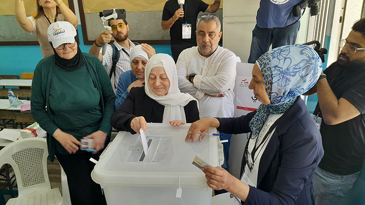 بهية الحريري أدلت بصوتها في مركز اقتراع الوسطاني في متوسطة الشهيد معروف سعد الرسمية بهية الحريري أدلت بصوتها في مركز اقتراع الوسطاني في متوسطة الشهيد معروف سعد الرسمية