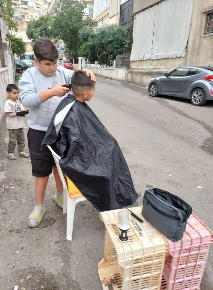 ماذا يفعل الفتى الصغير كريم الرواس في محلة القياعة؟ ماذا يفعل الفتى الصغير كريم الرواس في محلة القياعة؟