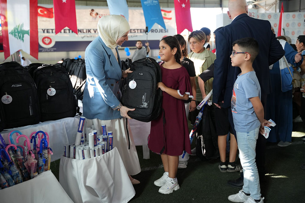 سفير تركيا في توزيع معونات مدرسية على أيتام في صيدا: جئنا نرد الجميل للبنان الذي وقف الى جانب بلدنا في الزلزال