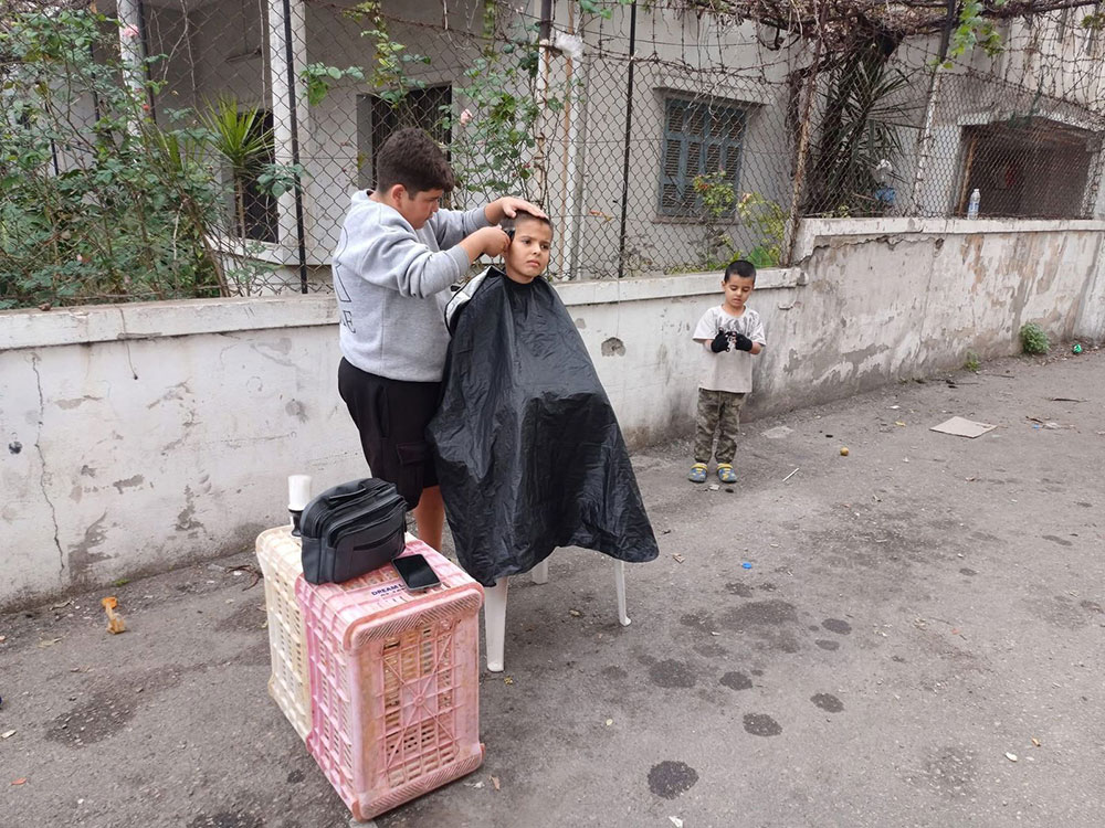 ماذا يفعل الفتى الصغير كريم الرواس في محلة القياعة؟ ماذا يفعل الفتى الصغير كريم الرواس في محلة القياعة؟