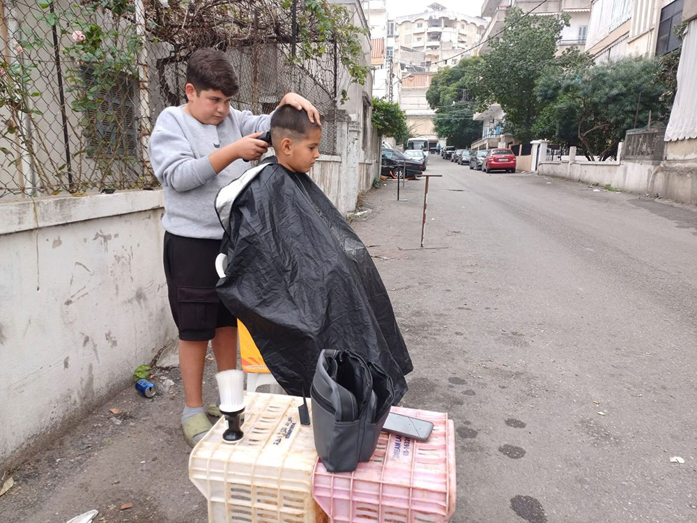 ماذا يفعل الفتى الصغير كريم الرواس في محلة القياعة؟ ماذا يفعل الفتى الصغير كريم الرواس في محلة القياعة؟